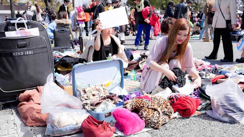 http://tokyofashion.com/wp-content/uploads/2012/03/Yoyogi-Flea-Market-034.jpg